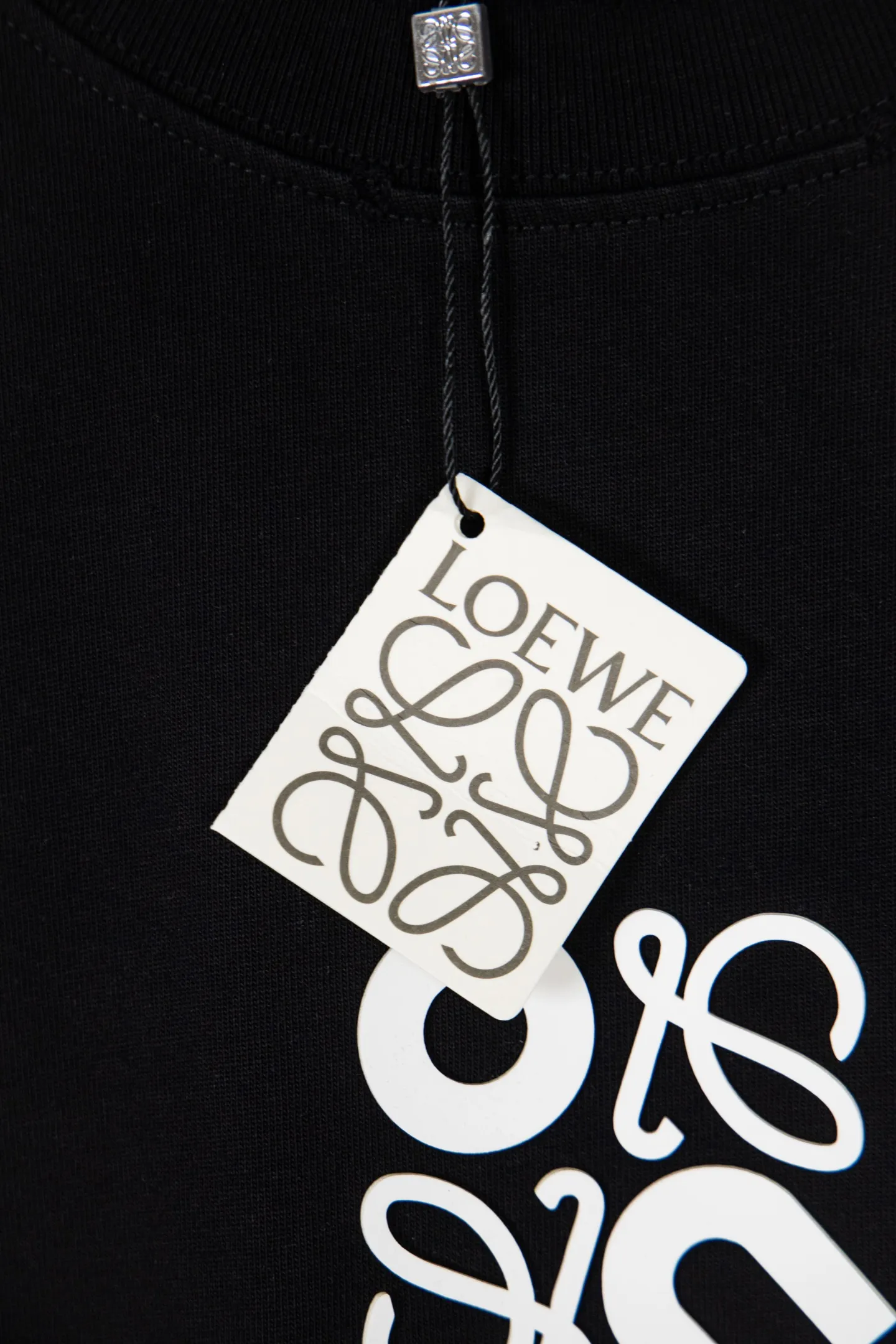 ：Y 100 LOEWE 2026New Arrival T Quality 。 ， ， ， 。 ， ， ， ， 。 ， ， ， hold ， Versatile 。Loewe On 。LOEWE 「L」 On ， Size：S-XL ：Black White